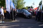 Rafał Trzaskowski  otoczony dziennikarzami przed debatą Super Expressu