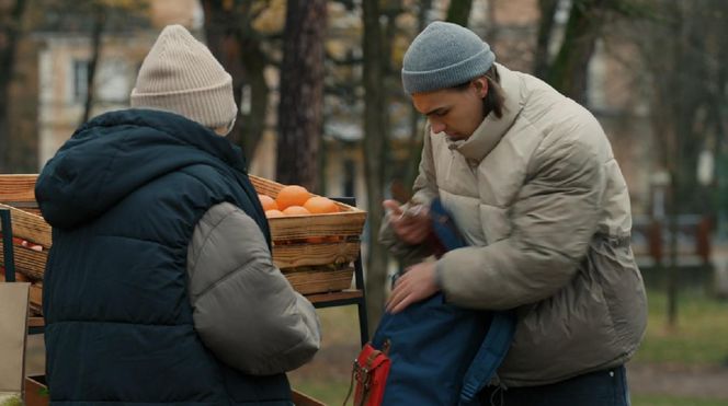 Barwy szczęścia, odcinek 3170. Sprzedawczyni (Jolanta Banak), Romeo (Jacek Tyszkiewicz)