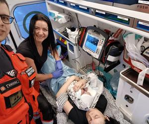 Akcja porodowa na stacji benzynowej. Ekipa ratowników ze szpitala w Wejherowie odebrała poród w karetce