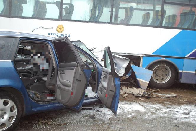 Koszmarne zderzenie autobusu z autem. 6 osób rannych, na miejscu helikopter LPR