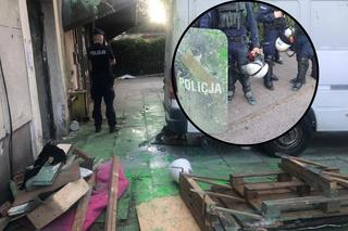 Awantura o pustostan w Warszawie. Policjanci oblani farbą, zatrzymano 17 osób