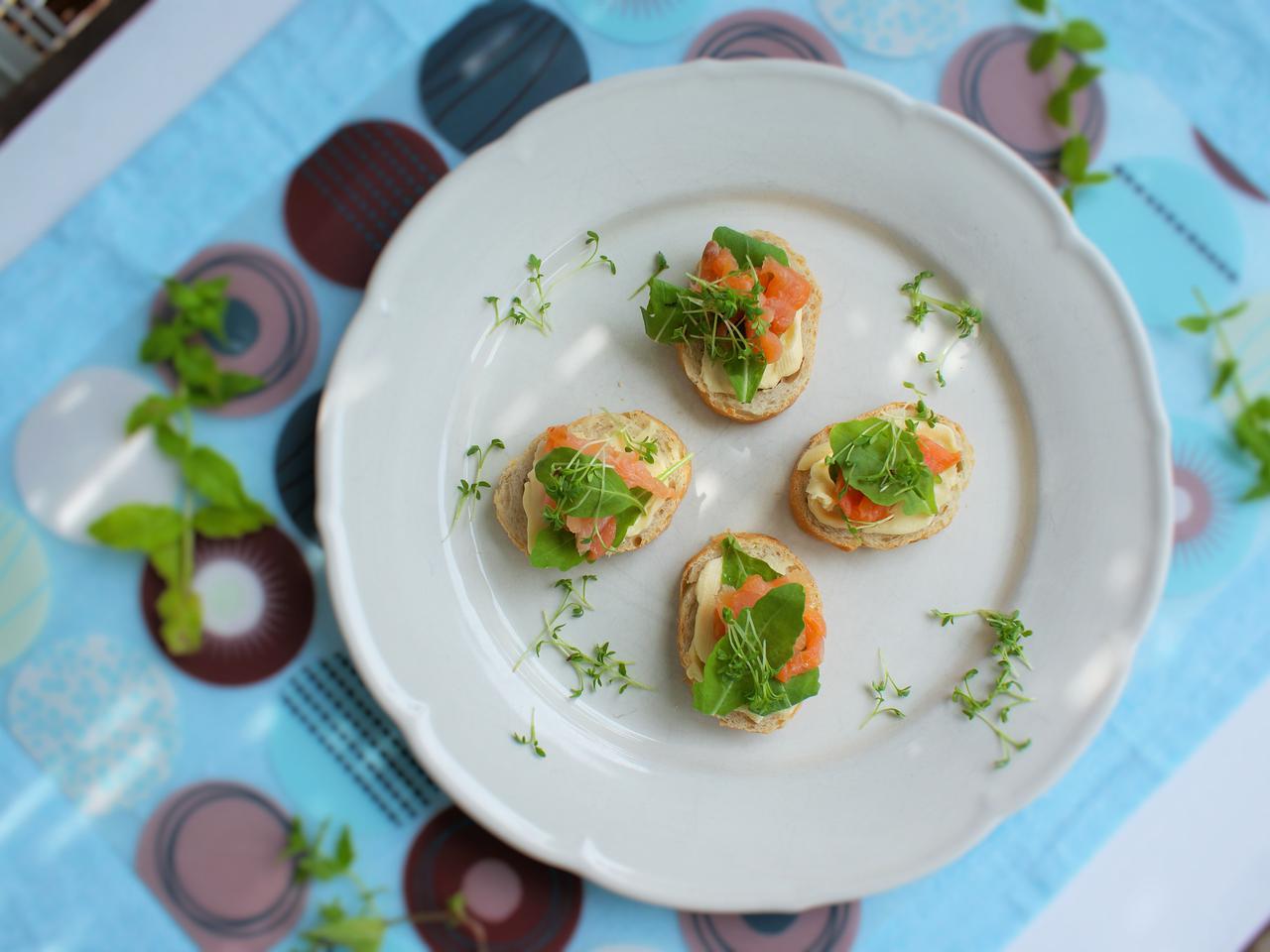 Kanapki z serkiem topionym i łososiem