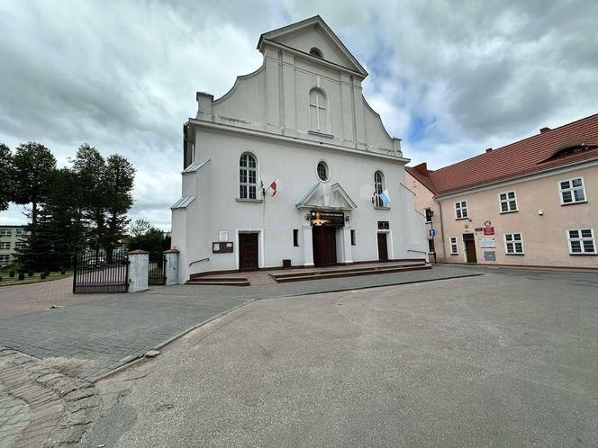 Tłumy na pogrzebie tragicznie zmarłej Mai. Kościół w Działdowie wypełniony po brzegi