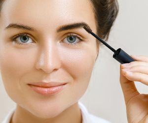 Jak naturalnie przyciemnić brwi? Połącz 2 składniki i odczekaj 15 minut