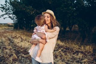 Mniej napadów histerii i 4 inne korzyści z przytulania dziecka. A ty, jak często to robisz?