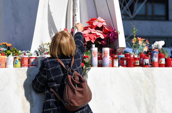 Wierni modlą się za papieża Franciszka. Tłum pod kliniką Gemelli w Watykanie