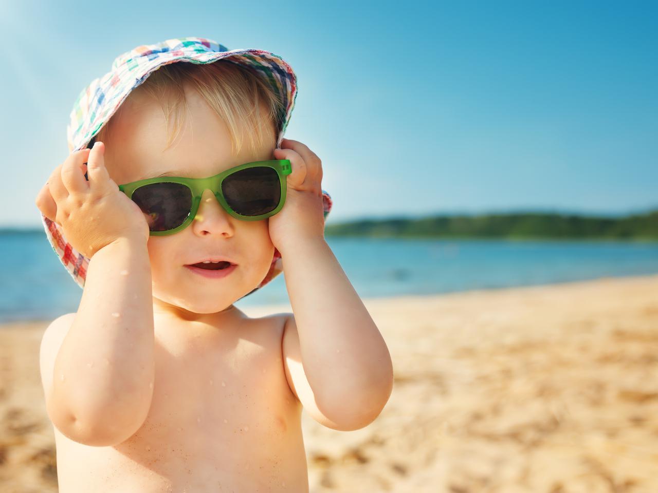 Jak prawidłowo chronić niemowlę i małe dziecko przed słońcem?