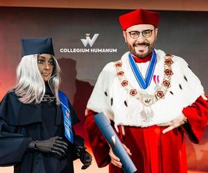 Collegium Humanum otwiera nową siedzibę w Warszawie. Gwiazdą uroczystości robot z tytułem profesorskim