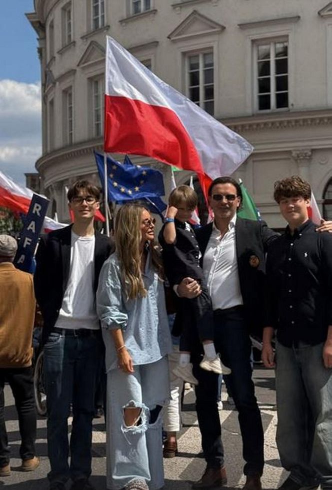 Rozenek w podartych spodniach na marszu