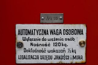 Jaką historię ma czerwona waga w centrum Poznania?