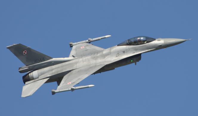 Dla trochę starszych - lot symulacyjny myśliwcem F-16