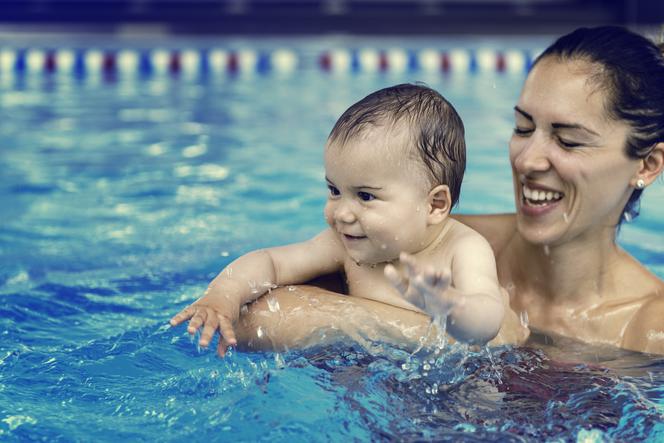 Ćwiczenia na basenie sprawiają, że rozwój fizyczny niemowlęcia przebiega harmonijnie. 