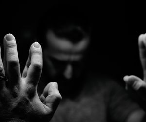 Psychiatra apeluje: Zła porada grozi zgonem samobójczym, a żyć z takim ciężarem jest trudno