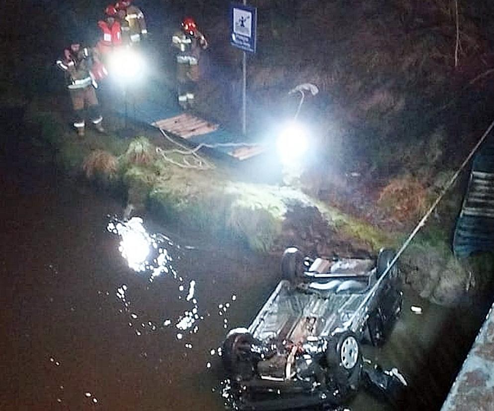Wypadek w Potępie. Auto spadło z wiaduktu