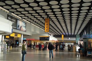 Alarm na Heathrow. Ewakuowano terminal