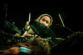 Bruce Dickinson szaleje na koncertach Iron Maiden! Spadający gong uderzył Nicko Mcbraina!