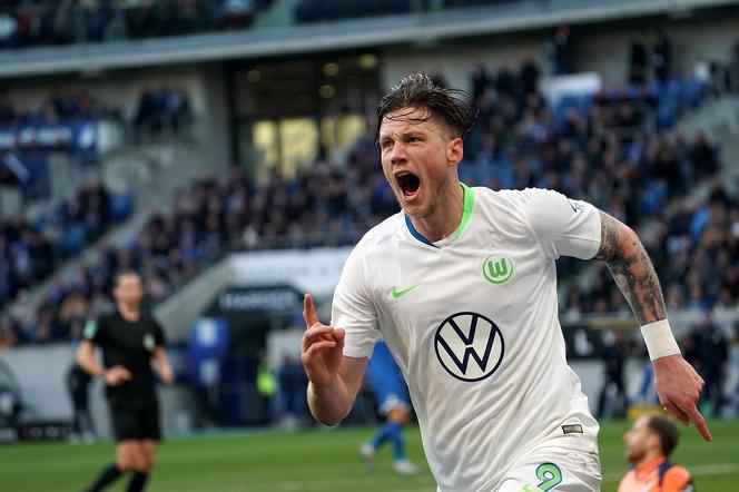 Wout Weghorst z Wolfsburga strzelił w tym sezonie 11 goli, ale przeciwko Augsburgowi musi pauzować za kartki.