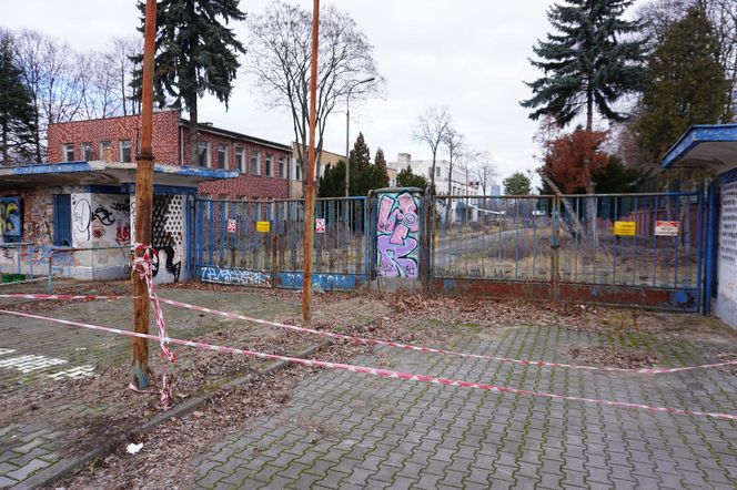 Zaniedbane wejście na teren dawnego stadionu Gwardii