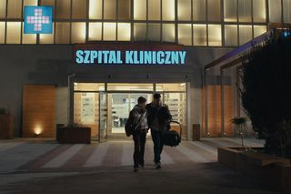 	Na dobre i na złe odc. 959 finał sezonu. Blanka (Pola Gonciarz), jej córka Nina (Michalina Grot), Krzysztof Radwan (Mateusz Damięcki)