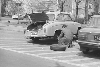 QUIZ PRL. Polska Ludowa na kołach i szynach: sprawdzian Twojej motoryzacyjnej pamięci! 