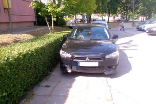Mistrzowie parkowania w Olsztynie. Kierowca mitsubishi zatarasował cały chodnik na Dworcowej [ZDJĘCIA]