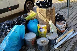 Co za brudas! Śmieci po remoncie wyrzucił na przystanku