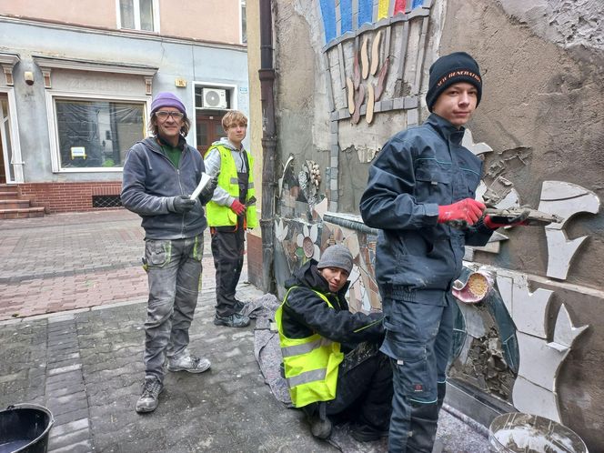 Balonowa mozaika w centrum Leszna gotowa. Prezydent podziękował uczniom i ich opiekunowi