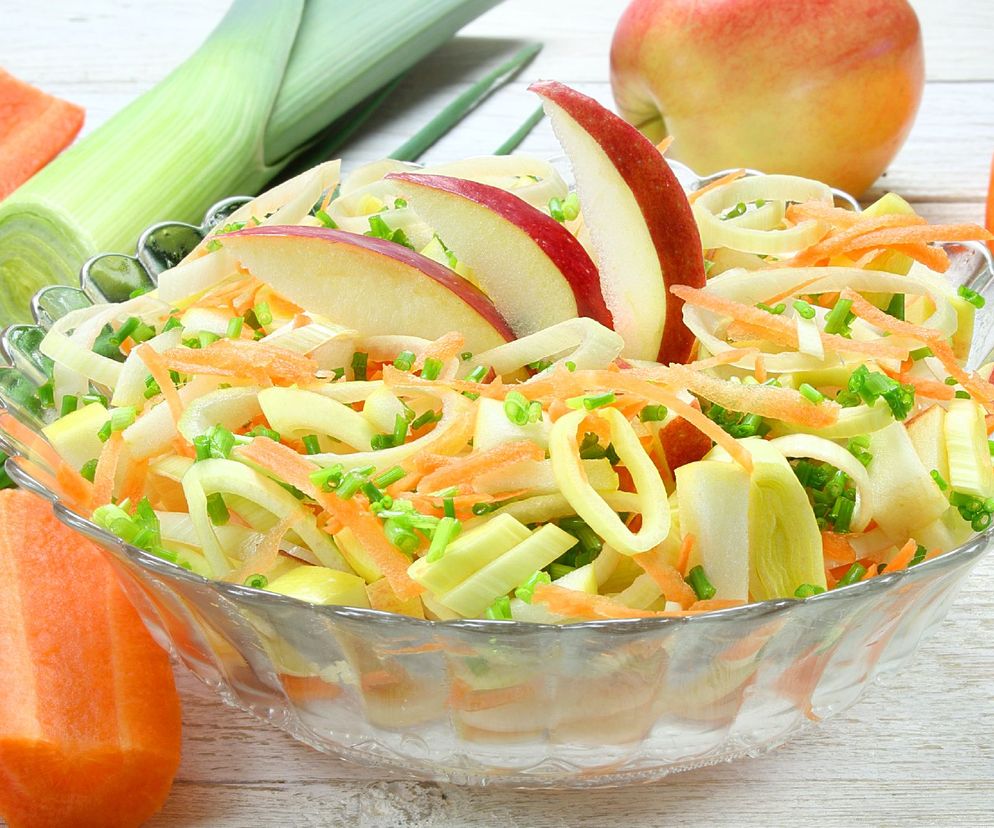 Soczysta surówka z pora i marchewki - smakuje nawet dzieciom!