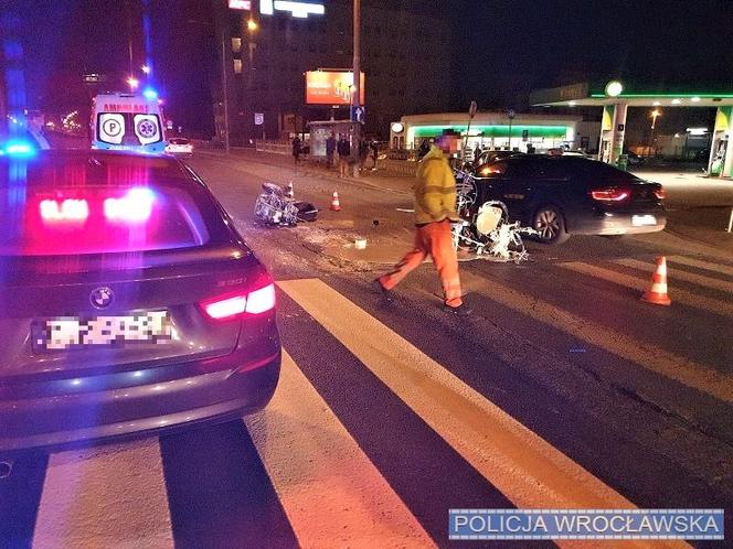 O krok od tragedii we Wrocławiu. Honda wjechała w maszynę do malowania pasów