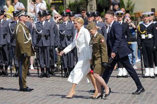 Agata Duda w dwóch stylizacjach zadała szyku w Dniu Flagi. Postawiła na biel [ZDJĘCIA]
