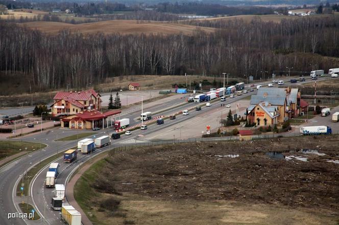 Wielki transport z cudzoziemcami przekroczył granicę. Pojechali w kierunku Litwy [ZDJĘCIA]