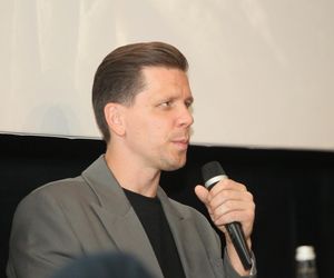 Wojciech Szczęsny z dziećmi na premierze filmu o sobie