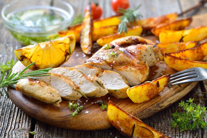 Pierś z kurczaka w rękawie - pieczona z młodymi ziemniaczkami