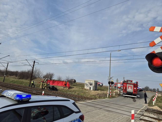 Tragedia na przejeździe kolejowym pod Iławą. Nie żyją dwie osoby