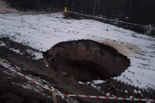 Zapadlisko pod Olkuszem jak lej po bombie! Nowo wybudowana droga ZAMKNIĘTA do odwołania
