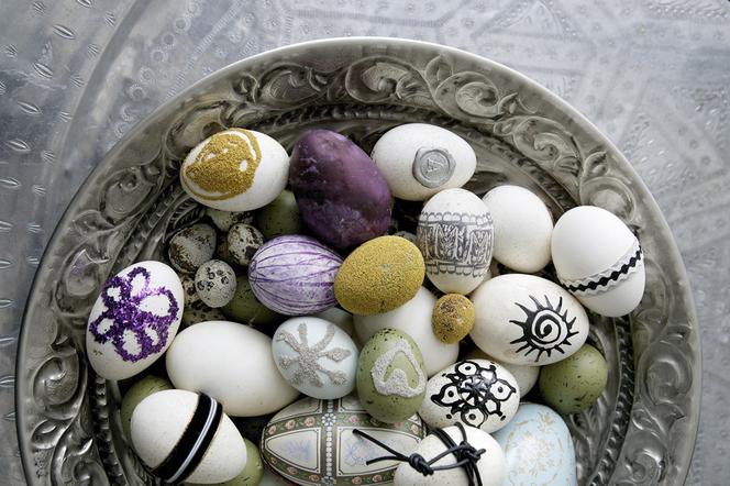 Wielkanoc - dekoracje domu DIY: z wydmuszek, piór i kwiatów. Pisanki wielkanocne w różnych stylach