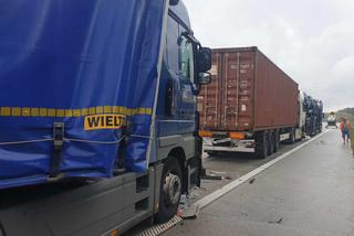 Potworny wypadek na A1 pod Radomskiem. 24-latka nie żyje. Zderzyły się cztery tiry [ZDJĘCIA]