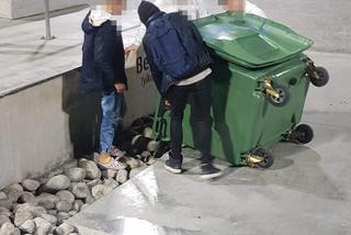 Zabawa na skateparku w Bełchatowie! Zamiast rolek... kontener na śmieci!
