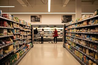 Sklepy otwarte 1 listopada 2025. Gdzie zrobimy zakupy w to święto?