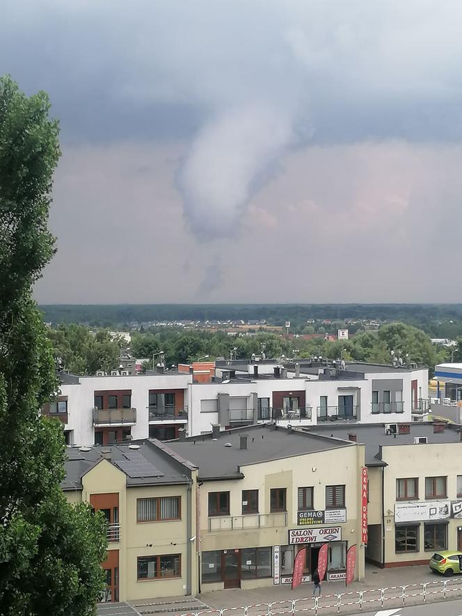 Trąba powietrzna na Śląsku?! Widok z Żor sieje postrach. Te ujęcia robią wrażenie! [WIDEO, ZDJĘCIA]