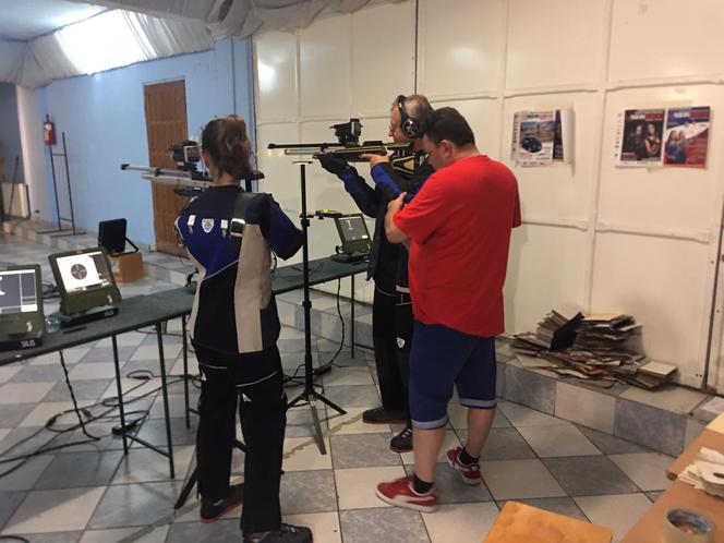 Katarzyna Orzechowska szykuje się do startu w Mistrzostwach Polski w strzelectwie pneumatycznym