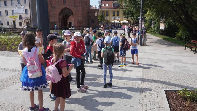 Dni Bajki 2024. W centrum Olsztyna zrobiło się bajkowo. Dzieci przejęły władzę nad miastem [ZDJĘCIA]