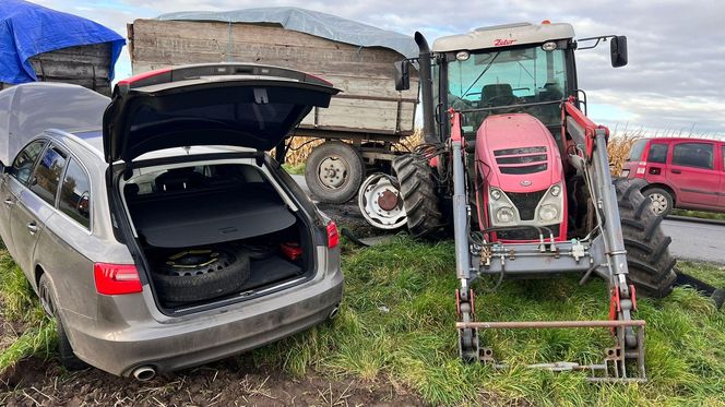 Drogowa demolka pod Rawiczem. Osobówka huknęła ciągnik, aż urwały się koła