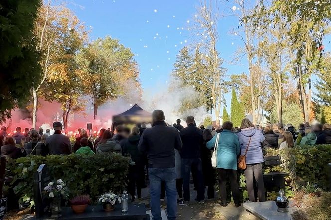 Białe baloniki zamiast kwiatów i kibicowskie race. Tak wyglądał przejmujący pogrzeb Elizy i Tomka. Dzieci zginęły na S7 pod Gdańskiem