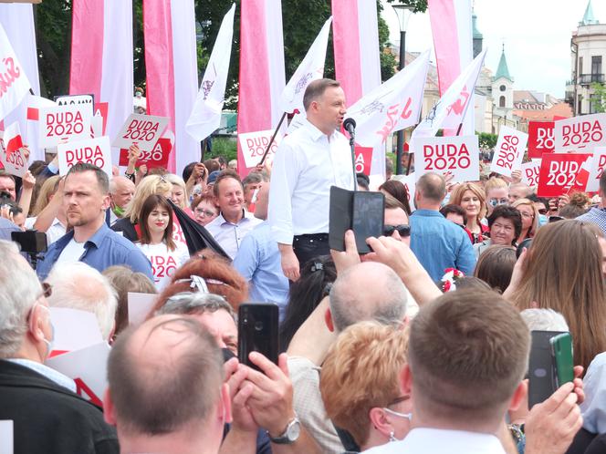 Prezydent Andrzej Duda spotkał się z lublinianami, czekali na niego także tęczowi aktywiści