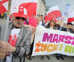 Narodowy Marsz Życia przez Warszawę. Organizatorzy mówią, że idą w obronie „poczętych dzieci zagrożonych aborcją”