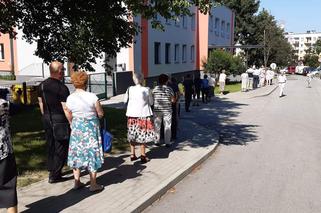 Kolejka do lokalu wyborczego w Kielcach