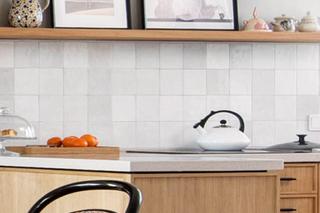 Metamorfoza dwupoziomowego mieszkania z licznymi skosami – pięknie w kuchni