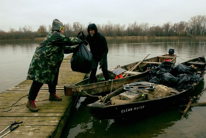 Wysprzątają Wisłę z łodzi. Flisackie sprzątanie rzeki, każdy się może przyłączyć! 