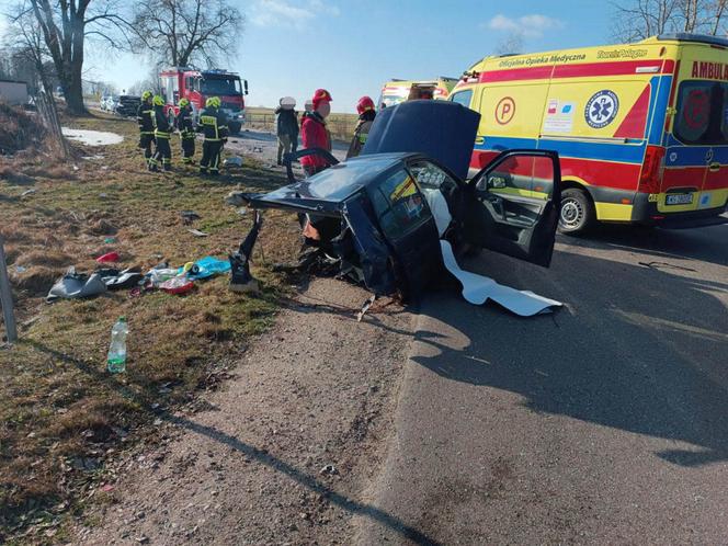 Potworny wypadek pod Siedlcami. Auto rozpadło się na pół!